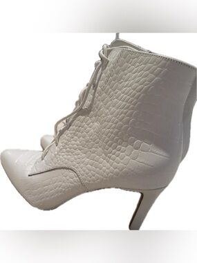 Gianni Bini White Croc Embossed Lace Up Ankle Booties Women’s 7M